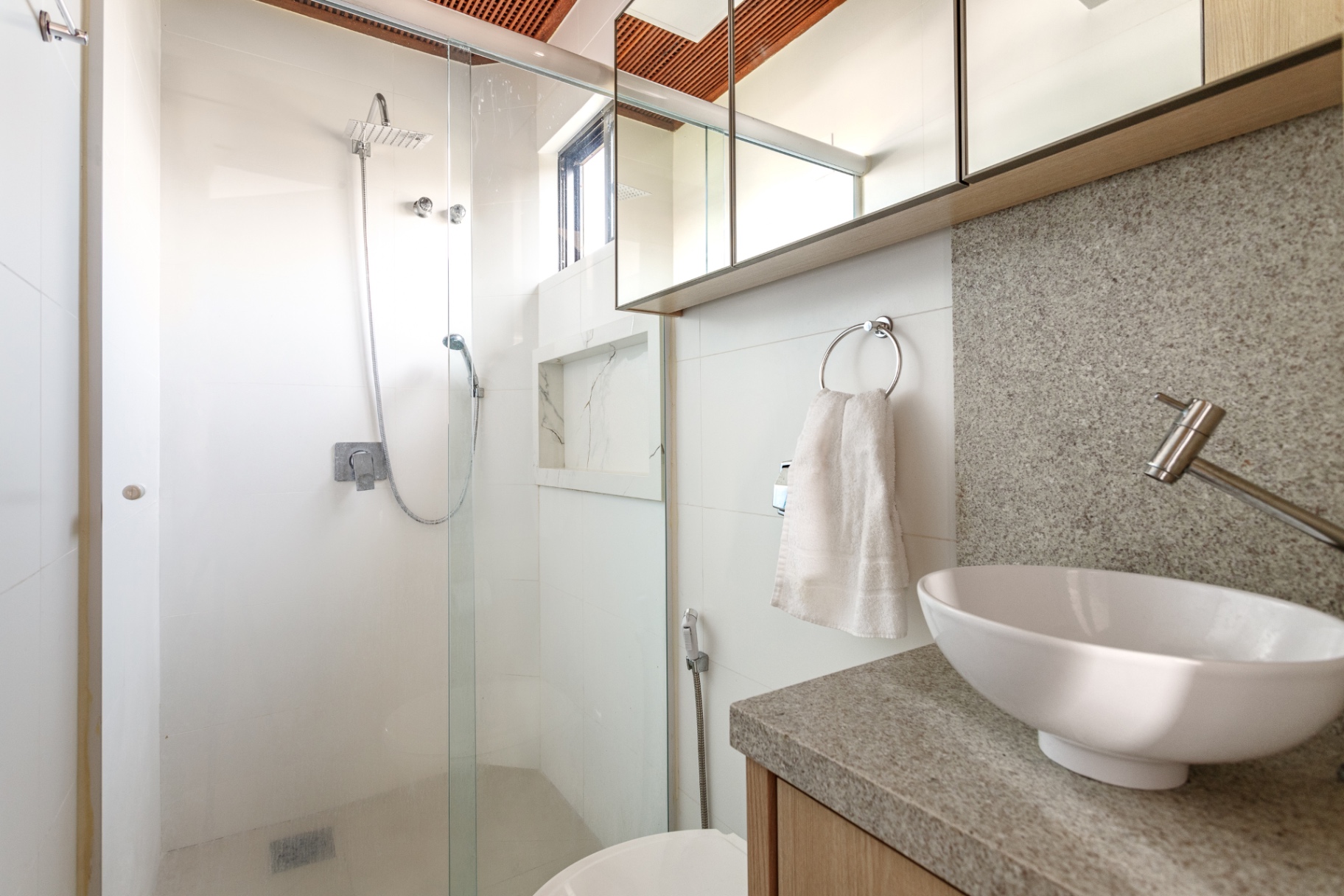 Banheiro da suíte do Loft 203 com box de vidro