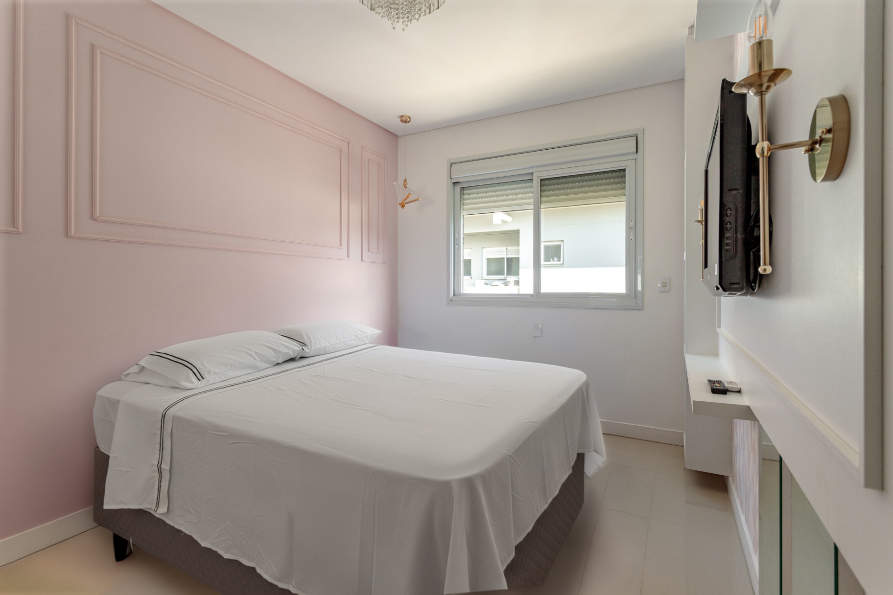 Quarto de casal do Bellagio 205B com parede rosa