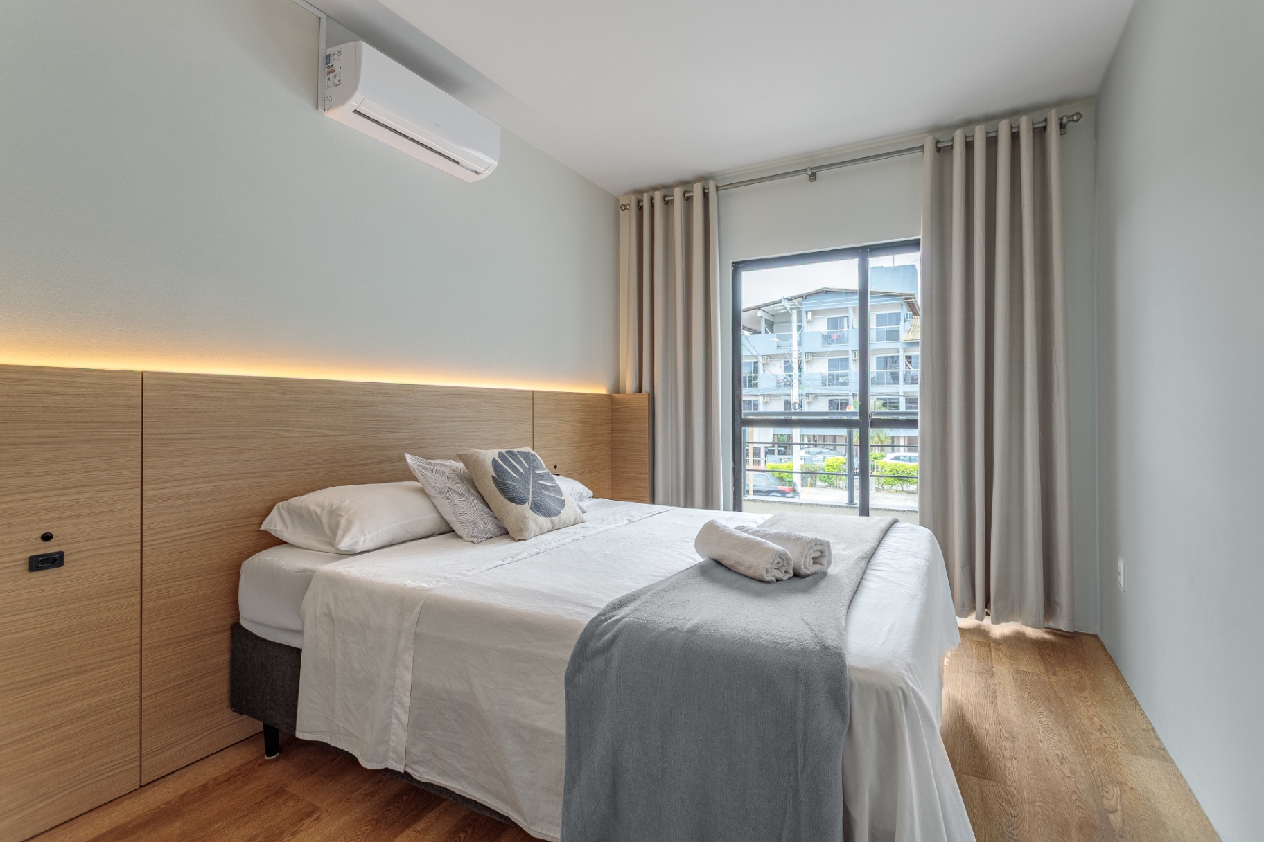 Quarto de casal do Apartamento 102 com vista para a varanda