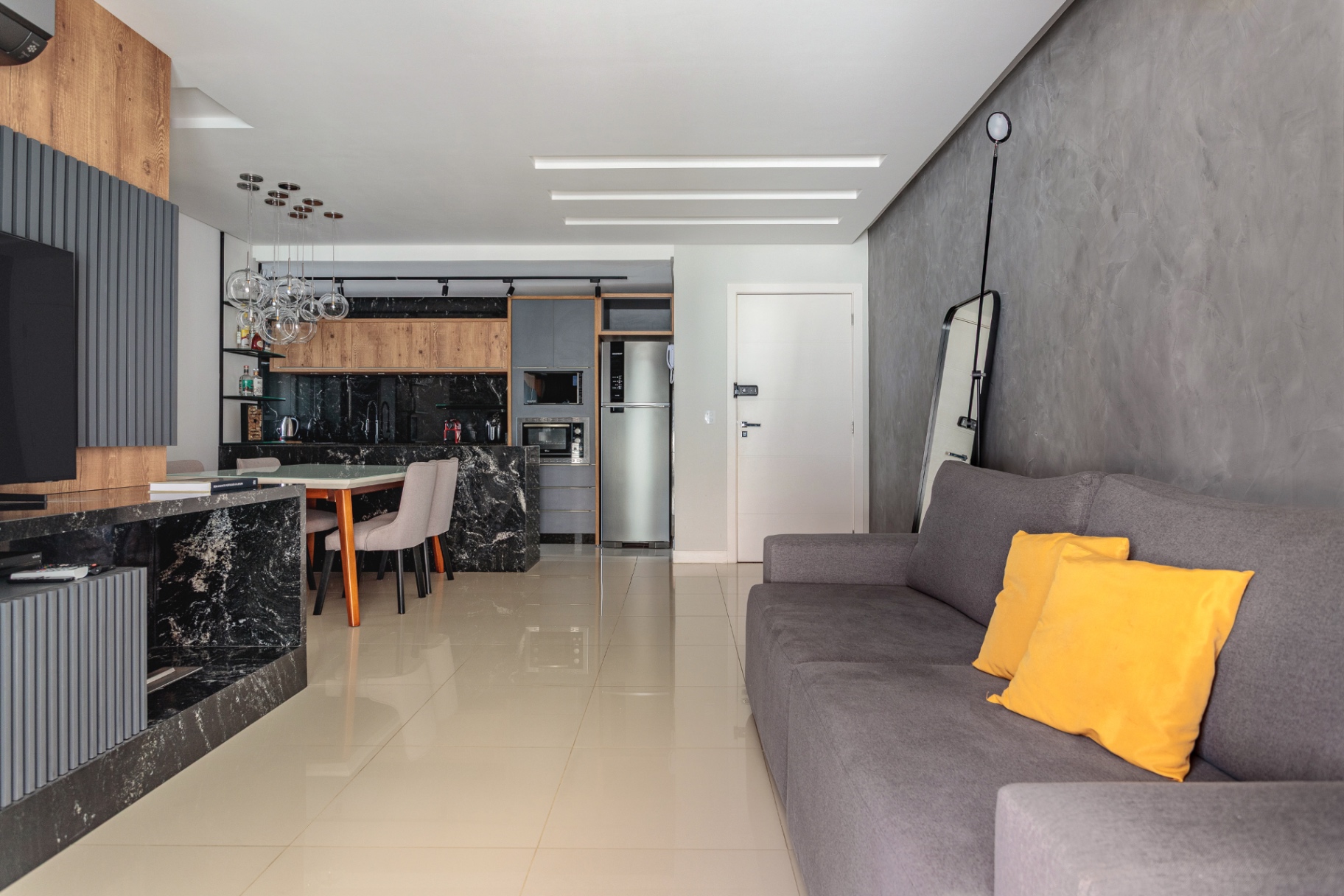 Living do Apartamento Bellagio 205B integrado à cozinha