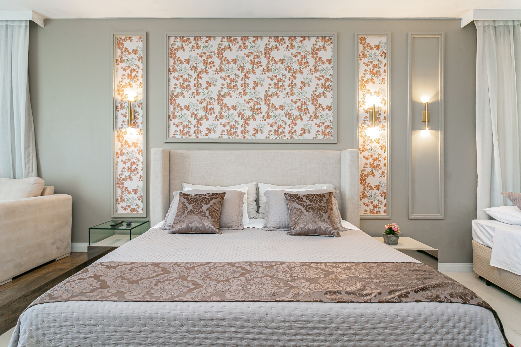 Cabeceira da cama de casal da Casa Noah com painéis florais e arandelas