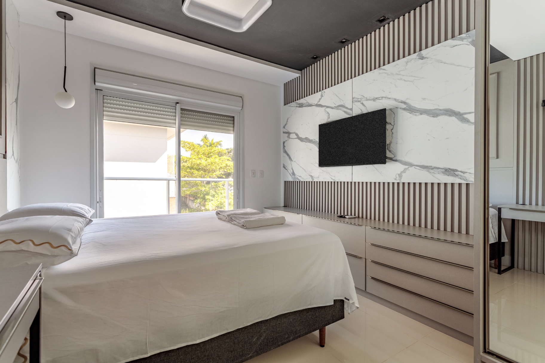 Suíte do Bellagio 205B com painel de mármore e sacada