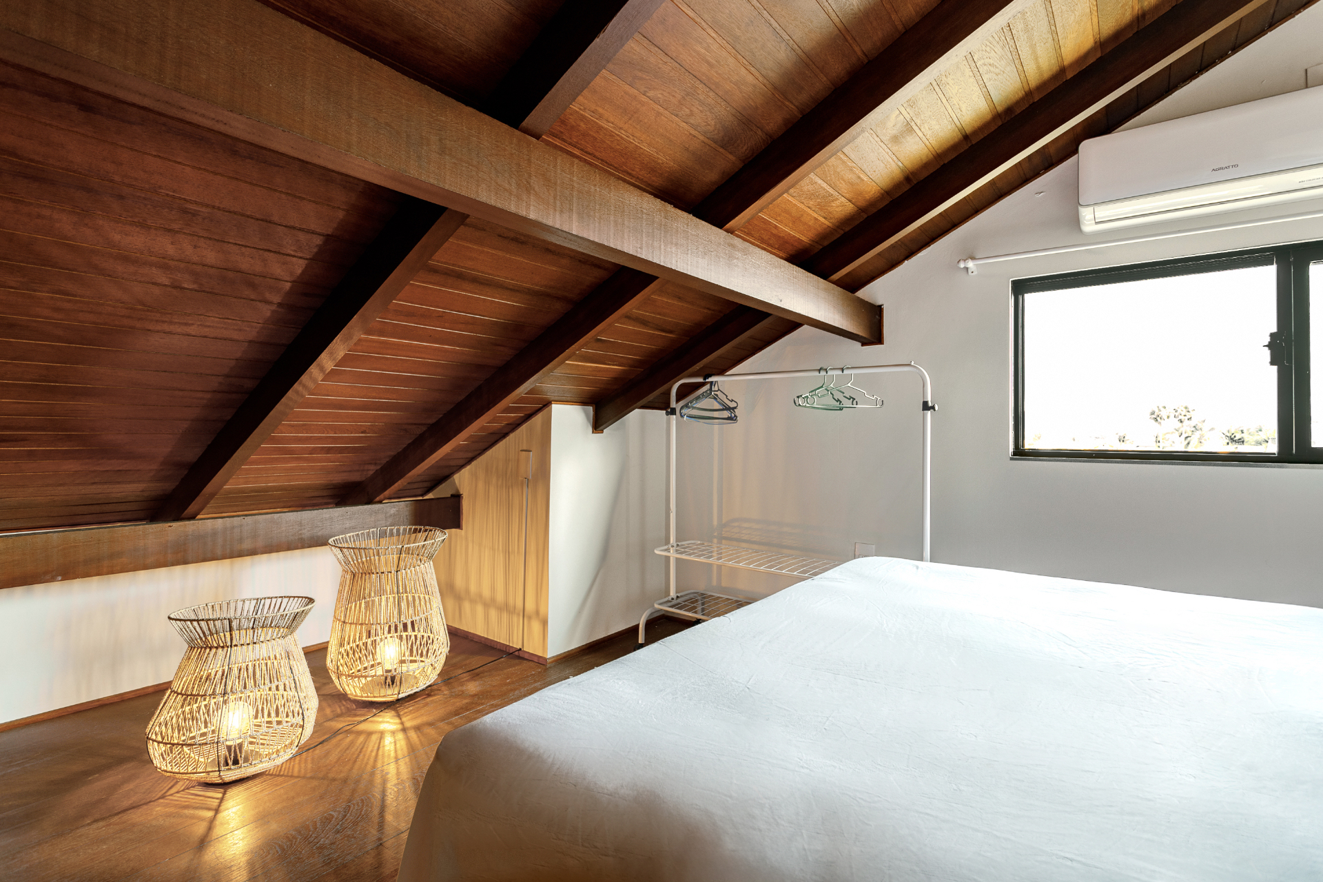 Mezanino do Loft 203 com luminárias de vime