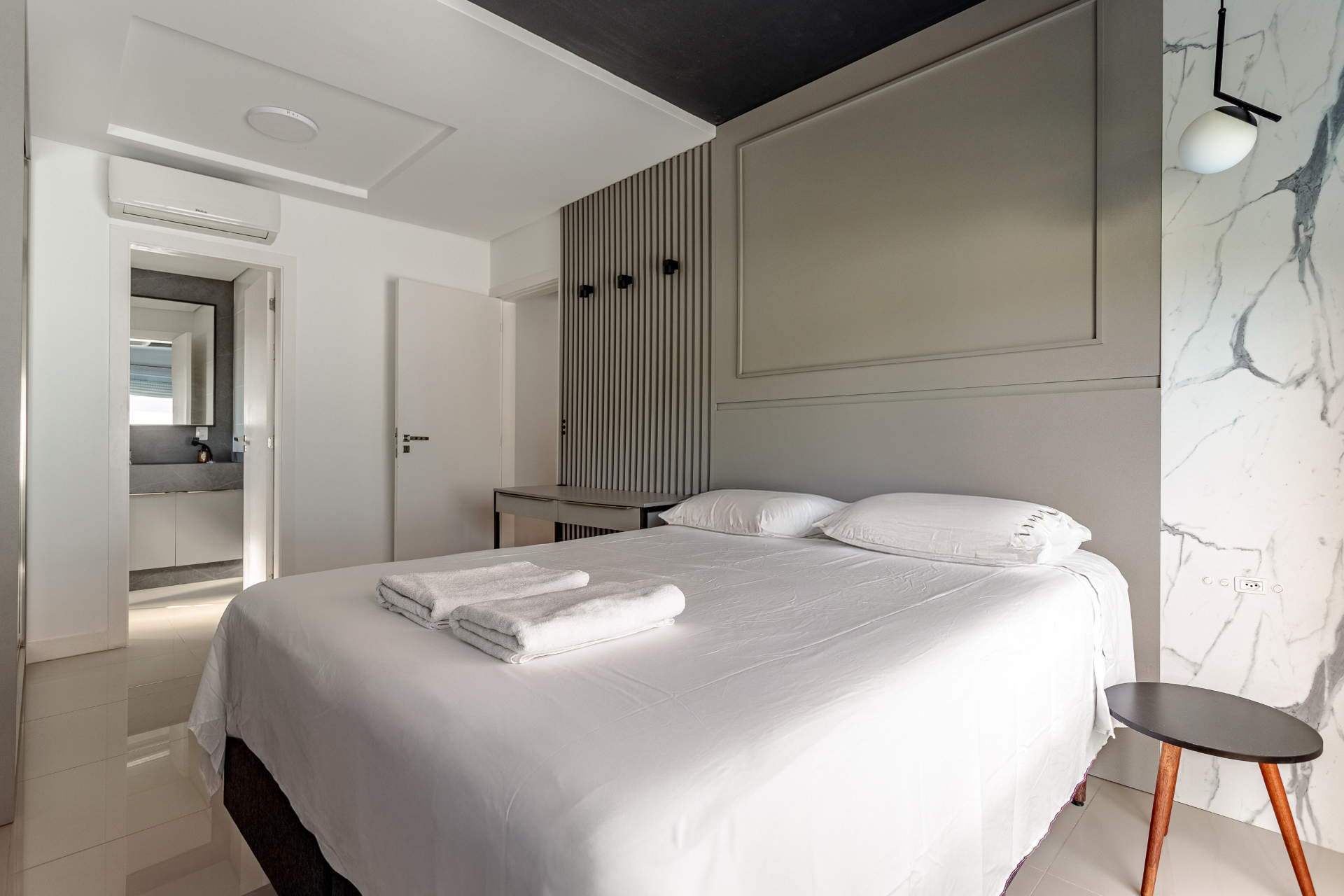 Quarto de casal do Bellagio 205B com boiserie cinza