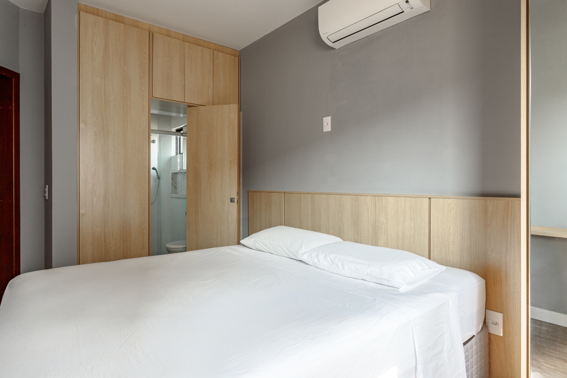 Suíte do Loft 203 com passagem para o banheiro privativo