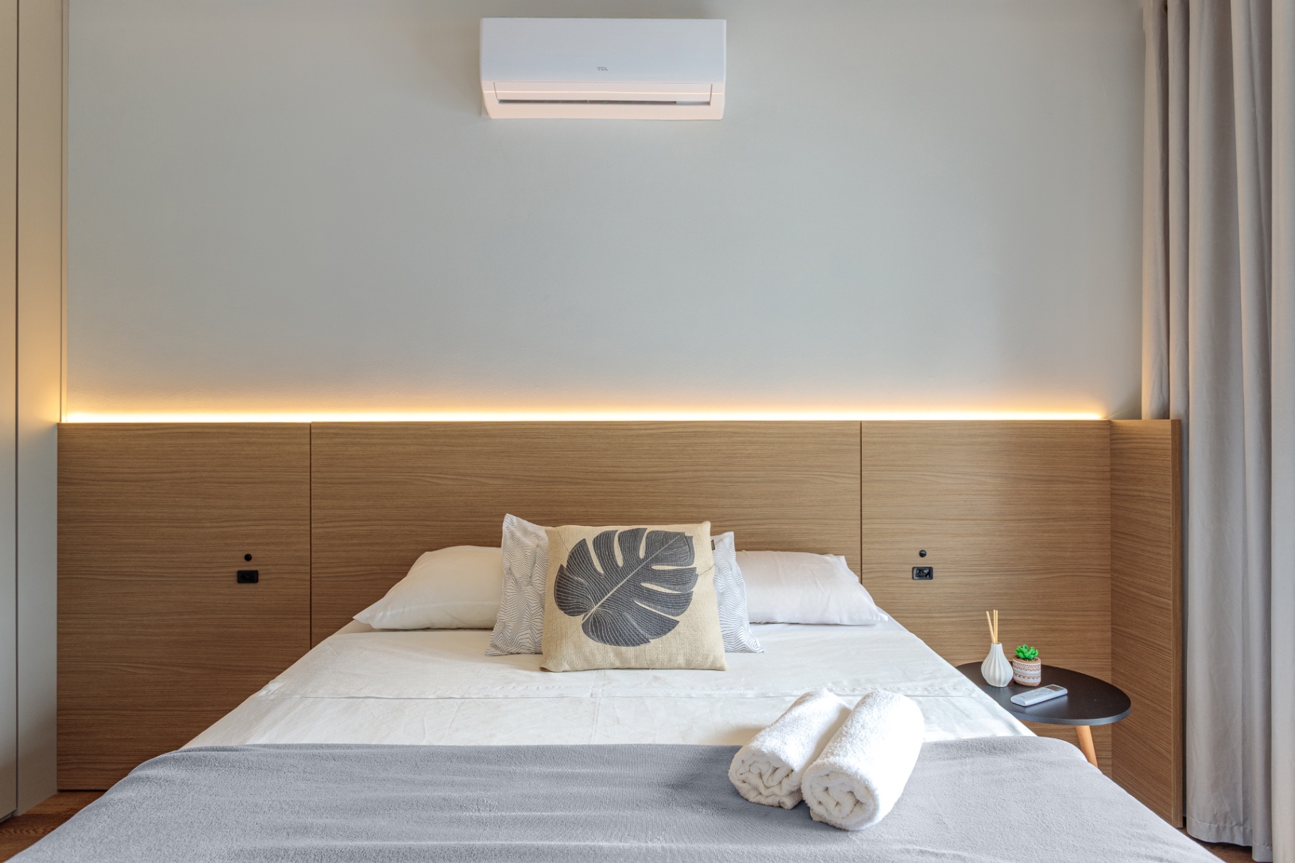 Quarto de casal do Apartamento 102 com cabeceira iluminada