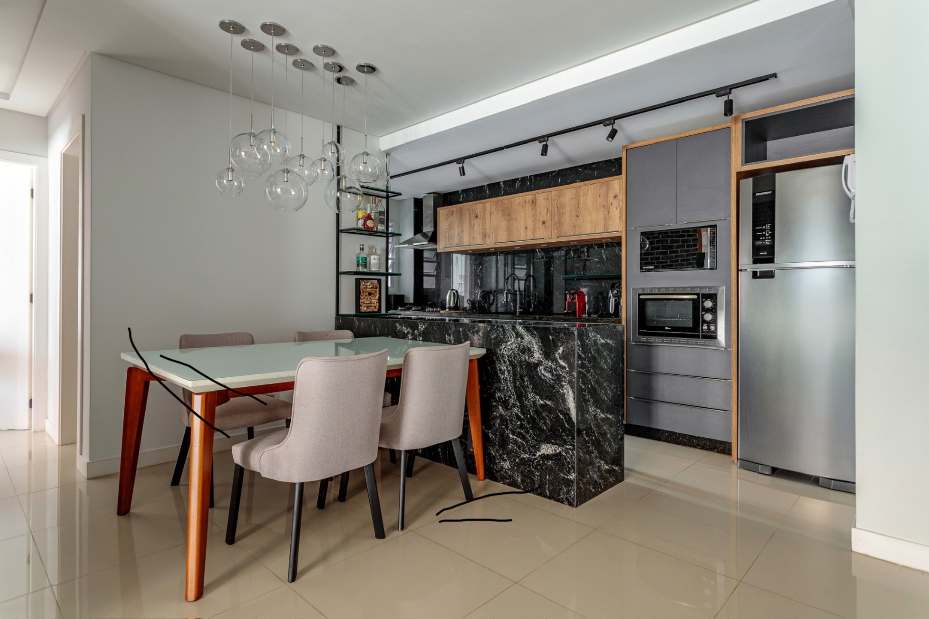 Cozinha em granito preto do Bellagio 205B com mesa para seis