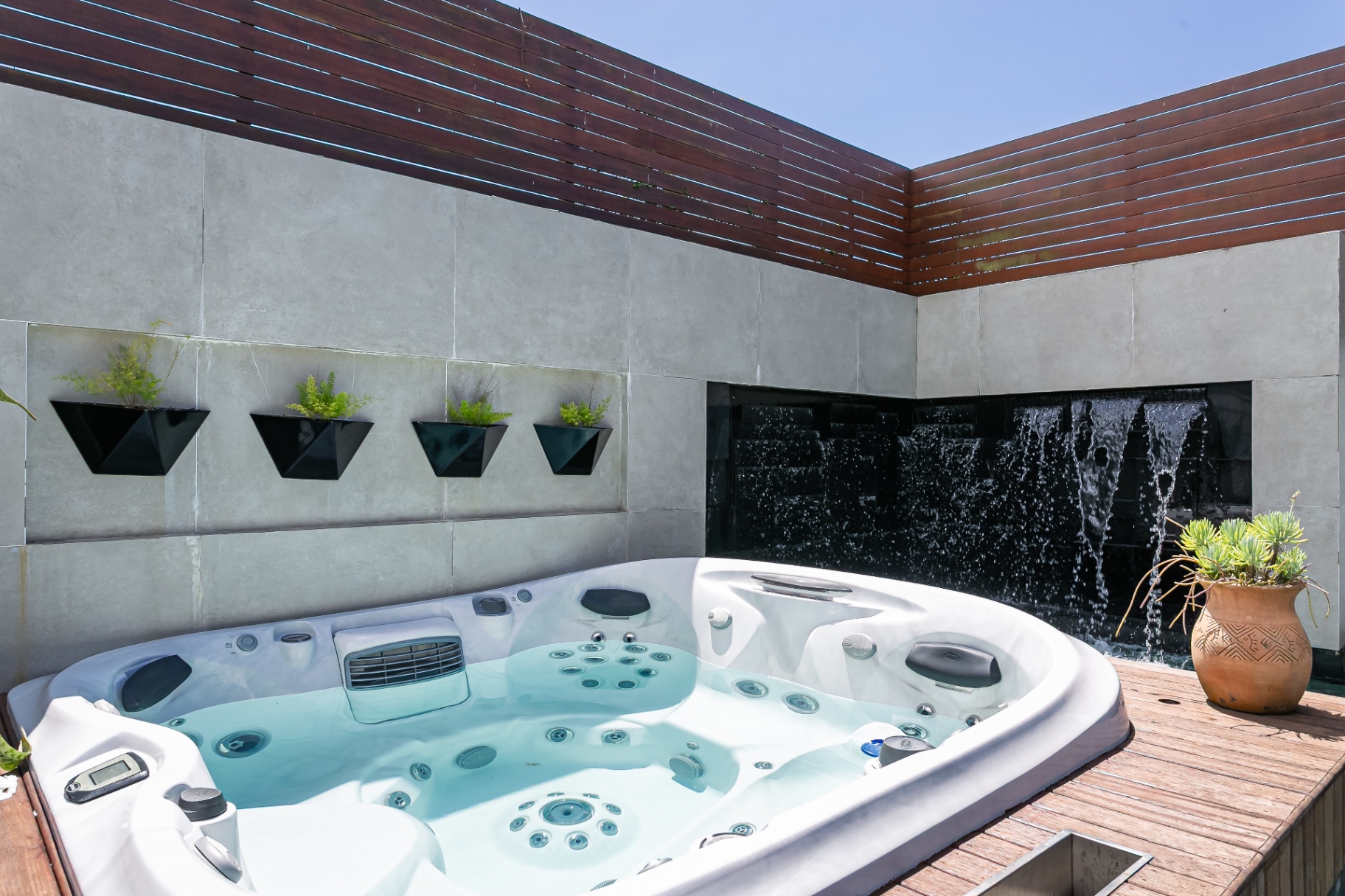 Jacuzzi privativa da Casa Nevi com jatos no deck de madeira