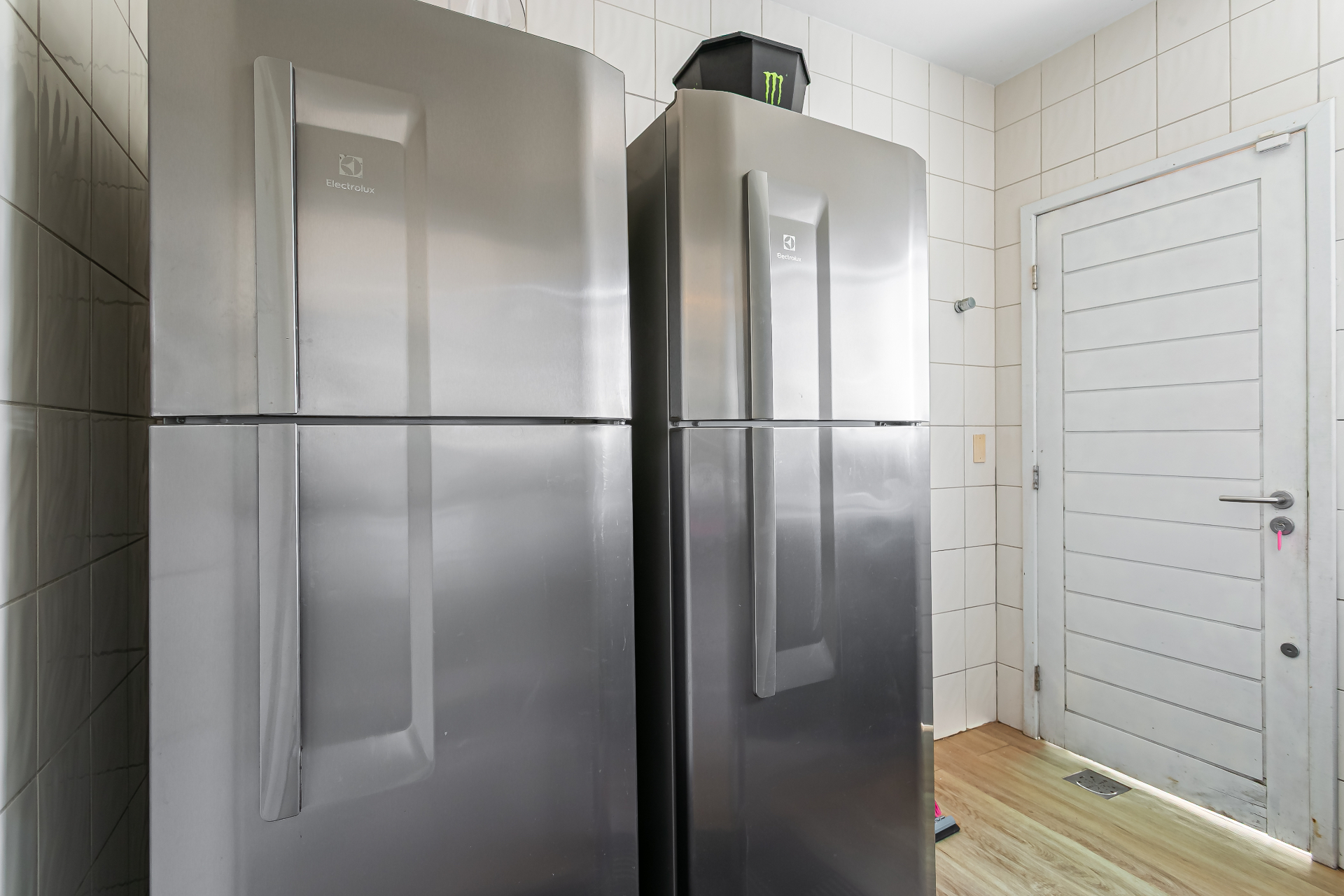 Dois refrigeradores em aço inoxidável na cozinha da Casa Noah