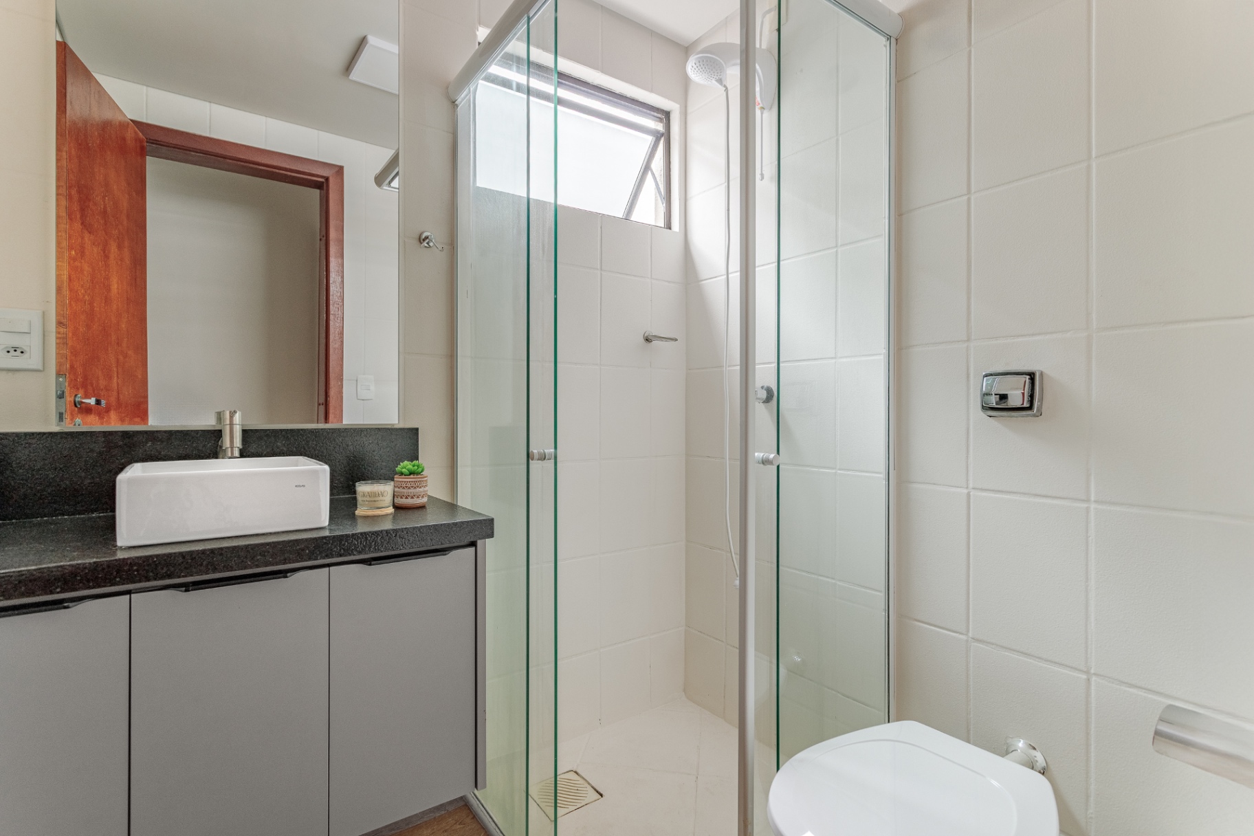 Banheiro do Apartamento 102 com box de vidro