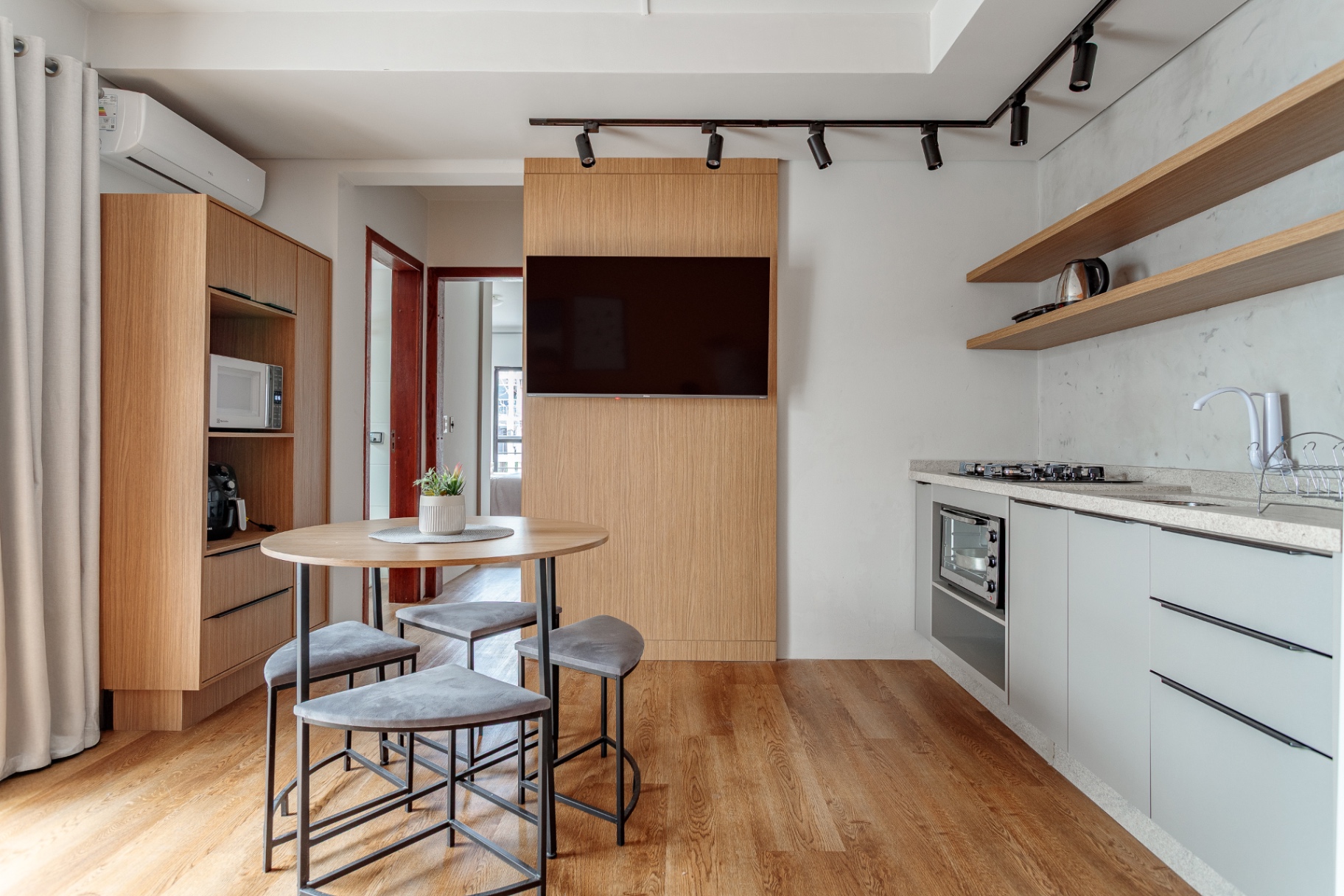 Cozinha equipada do Apartamento 102 com mesa para quatro