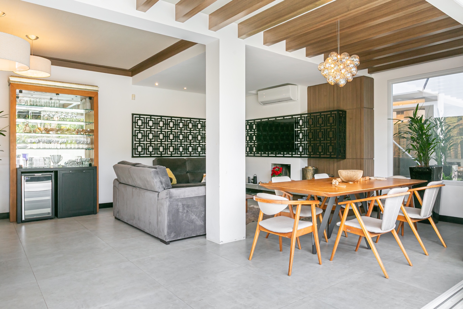 Sala de jantar e estar integrada da Casa Noah com móveis modernos